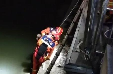 深夜钓鱼惊魂：上海50余岁男士意外落水困泥中