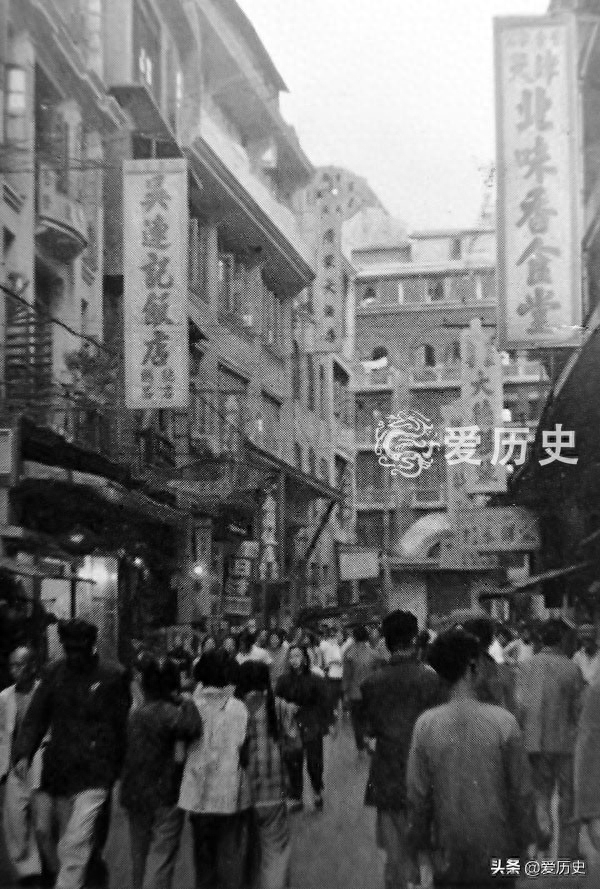 50年代广州珍贵老照片：店铺前抓蛇的大叔 新堤上村里最靓的仔